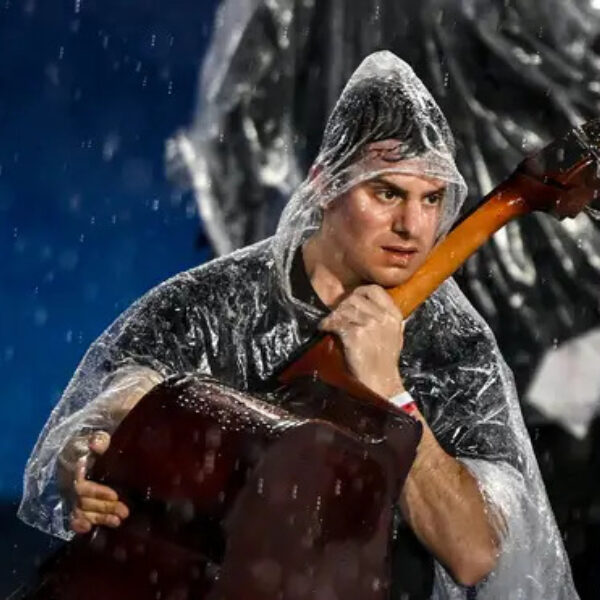 Franse nationale orkest speelde op 'noodinstrumenten' tijdens regen Olympische opening