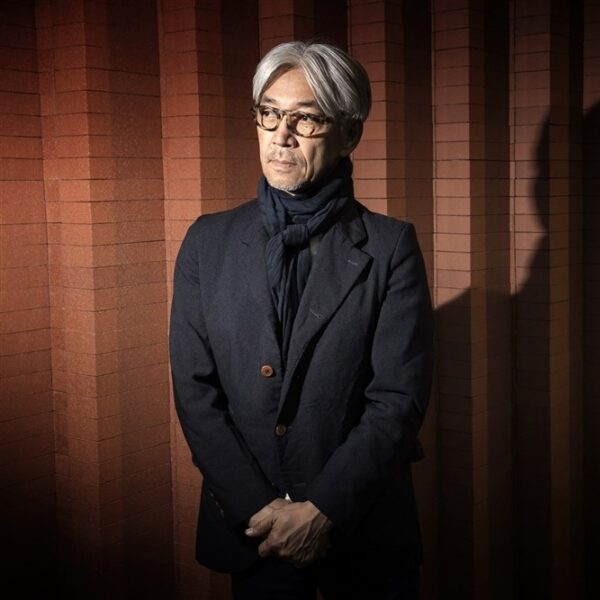 Absurd en vervreemdend: Metronomy vs. Ryuichi Sakamoto