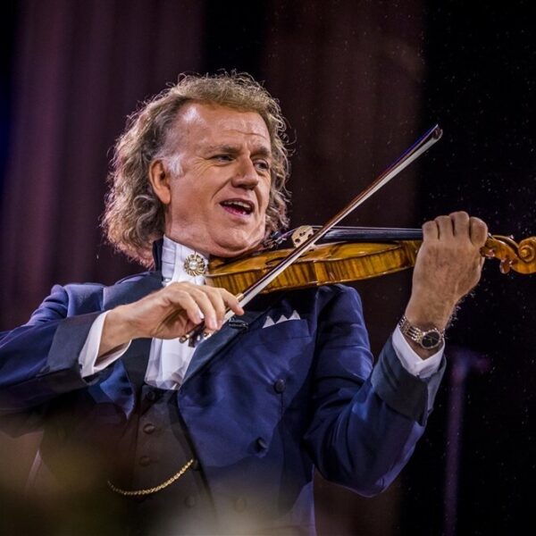 Andre Rieu is bereid zijn Stradivarius te verkopen om zijn orkest te redden | NPO Klassiek