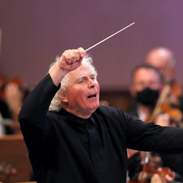 Vertrekkend dirigent Simon Rattle vereeuwigd in brons