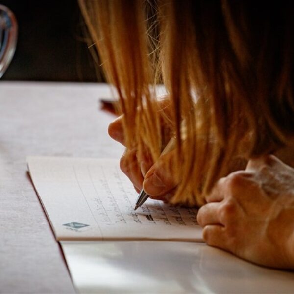 Hoeveel fout heb jij? Lees hier de nakijkinstructie van het Groot Dictee der Nederlandse Taal 2023