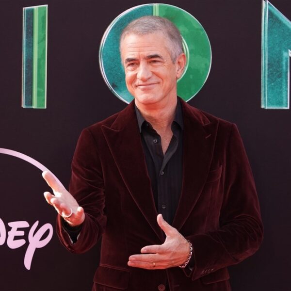 Acteur Dermot Mulroney speelt cello op scores van Michael Giacchino en dat klinkt zo