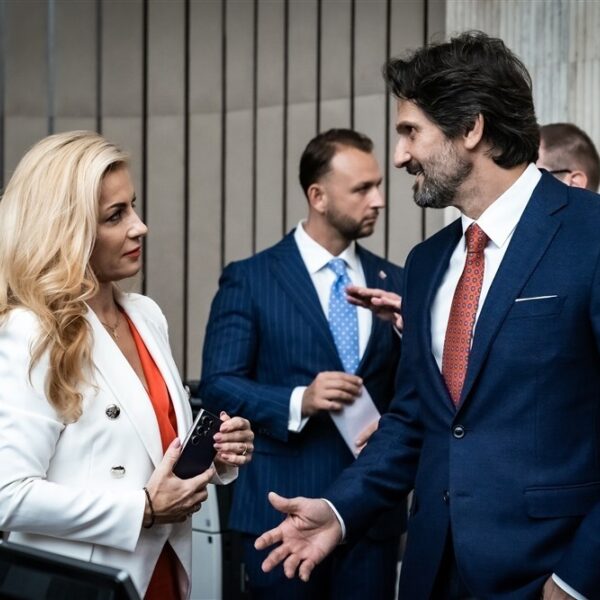 18.000 Slowaken de straat op tegen cultuurminister: dit is er aan de hand