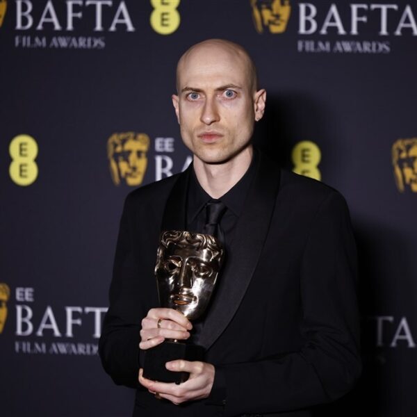 Daniel Blumberg wint BAFTA Award voor ‘The Brutalist’-score