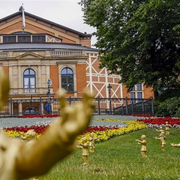Duitsland geschokt om minister die zich bemoeit met muziek Bayreuth-festival
