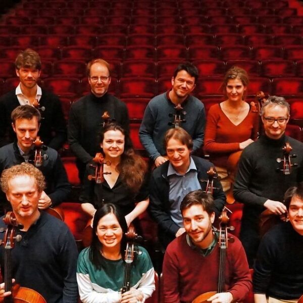 De cellisten van het Concertgebouworkest plús Klaus Mäkelä