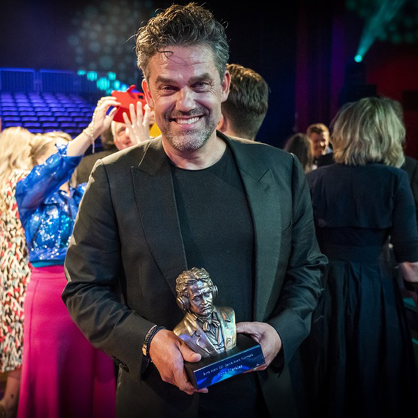 Spannend of grappig? Fons Merkies legt in Het Klokhuis uit hoe belangrijk muziek is voor film