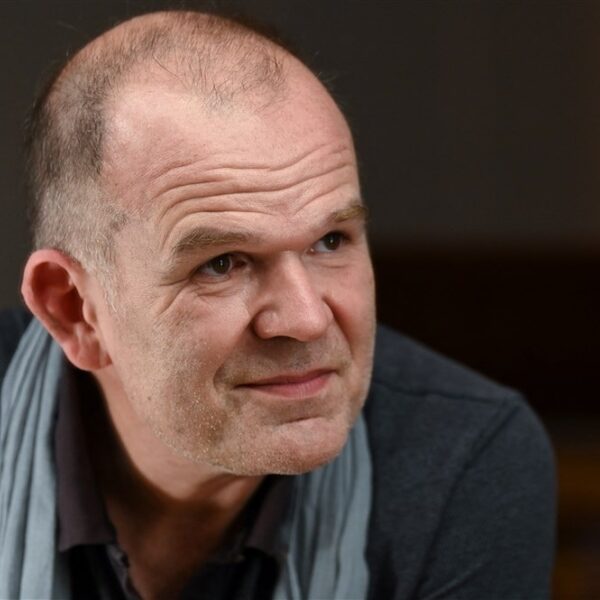 François-Xavier Roth legt baton tijdelijk neer na beschuldigingen ongepaste berichten