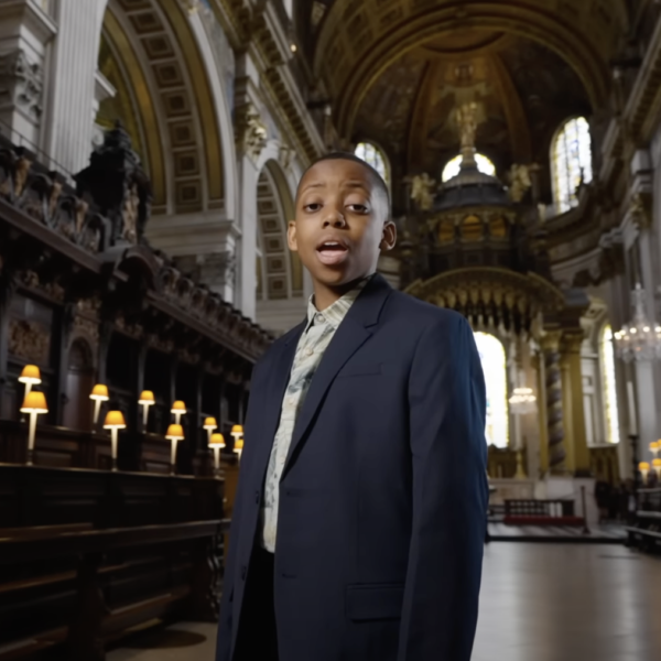 14-jarig Brits zangtalent Malakai Bayoh brengt album uit bij Universal