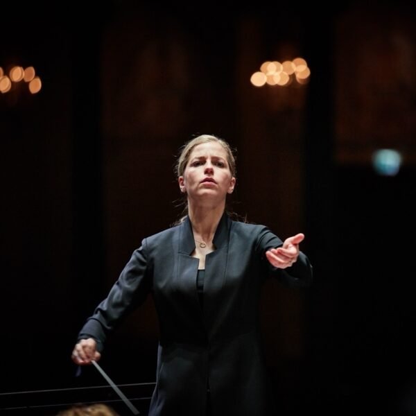 Karina Canellakis dirigeert Uit een dodenhuis