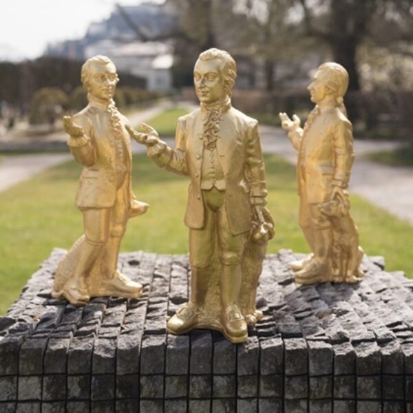 Invasie van 400 goudkleurige Mozartbeelden in de Mirabelltuin in Salzburg deze zomer