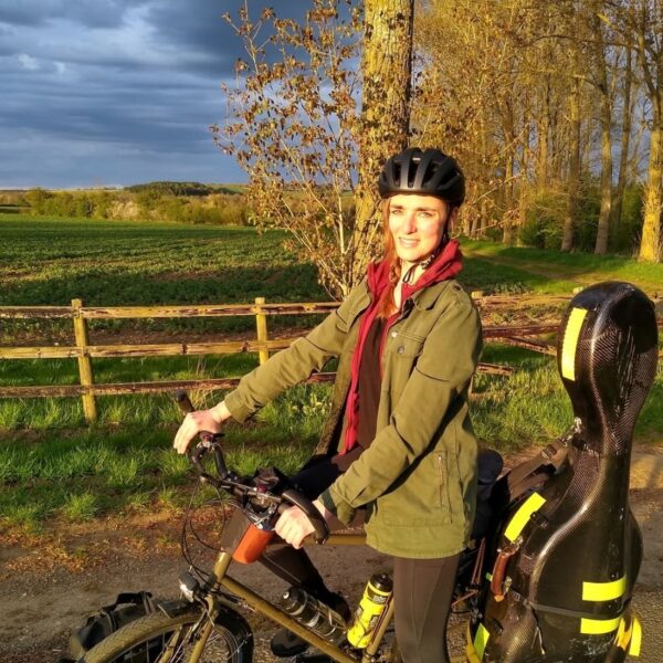 Gambist Sarah Small gaat duurzaam op tournee: per fiets!