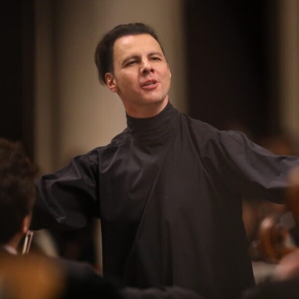 Currentzis past programma aan als oproep voor vrede