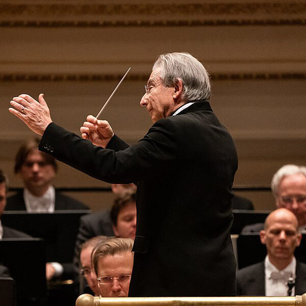 Dirigent Michael Tilson Thomas neemt gas terug vanwege ziekte