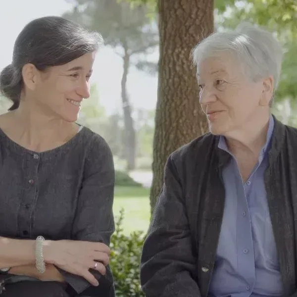 Deze muziek van Frank Ilfman hoor je in de documentaire 'ADA: My Mother the Architect'