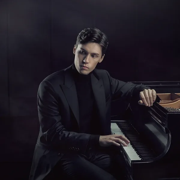 Jaeden Izik-Dzurko (25) wint hoofdprijs van 50.000 euro in Leeds pianoconcours