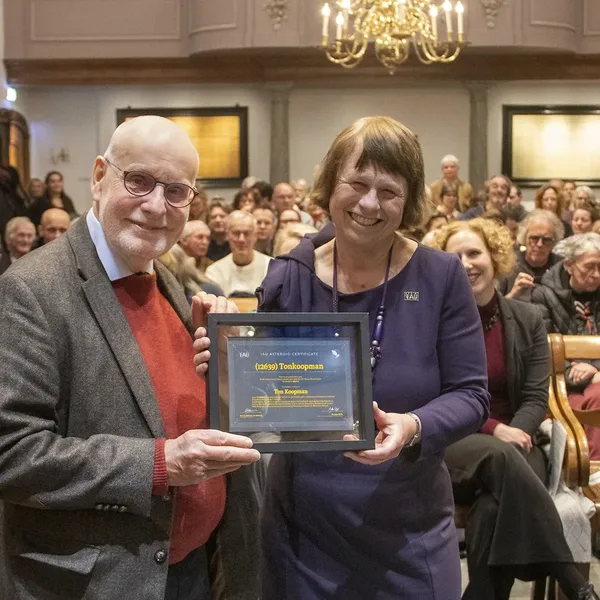 Ton Koopman ontvangt certificaat van planetoïde 'Tonkoopman'