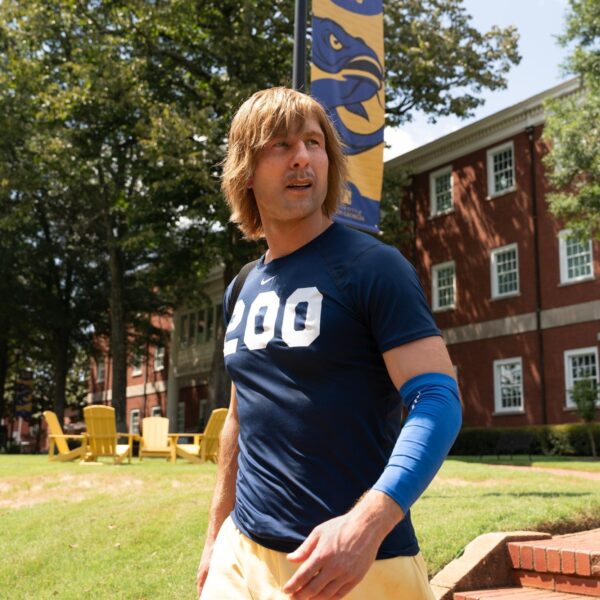 Natalie Holt scoort sportkomedie 'Chad Powers'