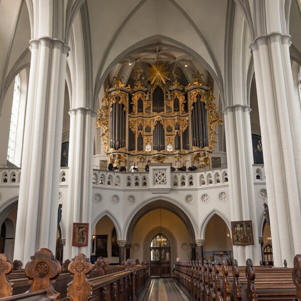 Orgelmuziek: playlist met 2 uur muziek en beelden van kerken en orgels