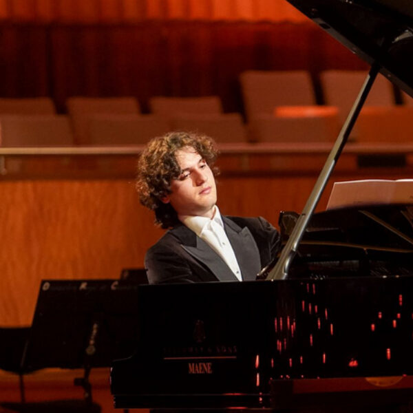 Aidan Mikdad speelt Chopins Sonate nr. 3 en Beethovens Waldstein