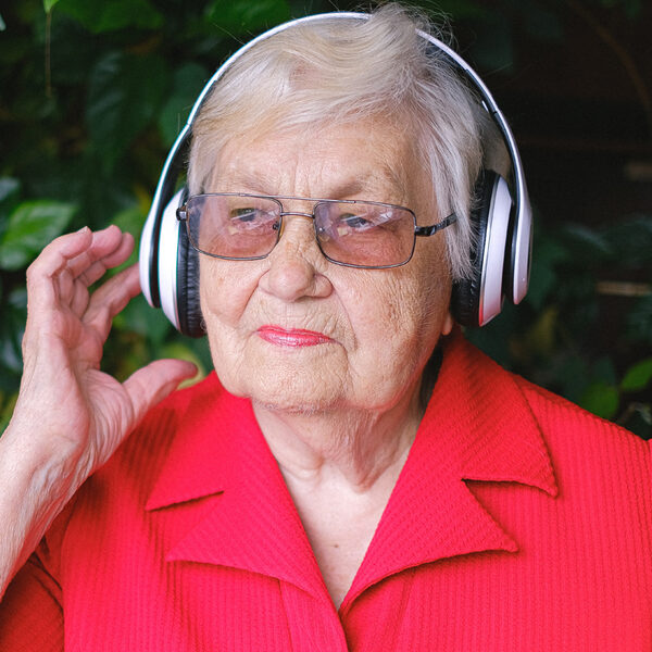 Waarom mensen met Alzheimer baat hebben bij muziek