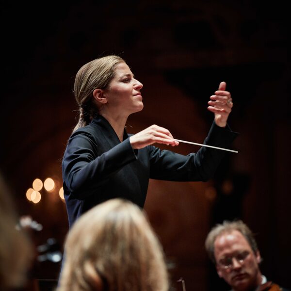 Karina Canellakis dirigeert Sjostakovitsj 5