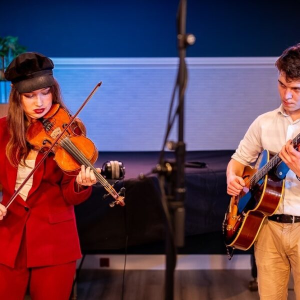 Ontmoet de finalisten van de Jonge Makers Prijs: muzikale ontdekkingsreizen en een wandelende violist