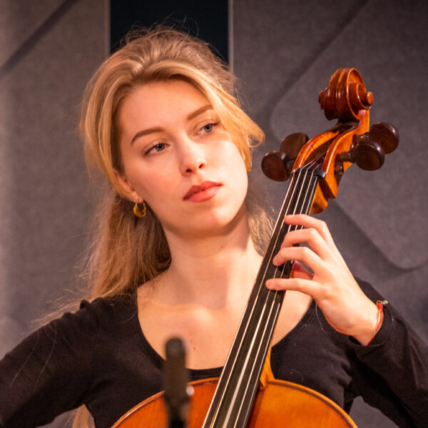 Hadewych van Gent speelt cello én zingt