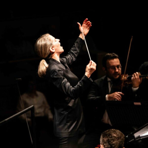 Karina Canellakis dirigeert Strauss en Brahms