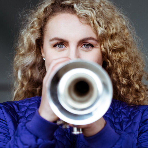 Trompettist Matilda Lloyd schittert