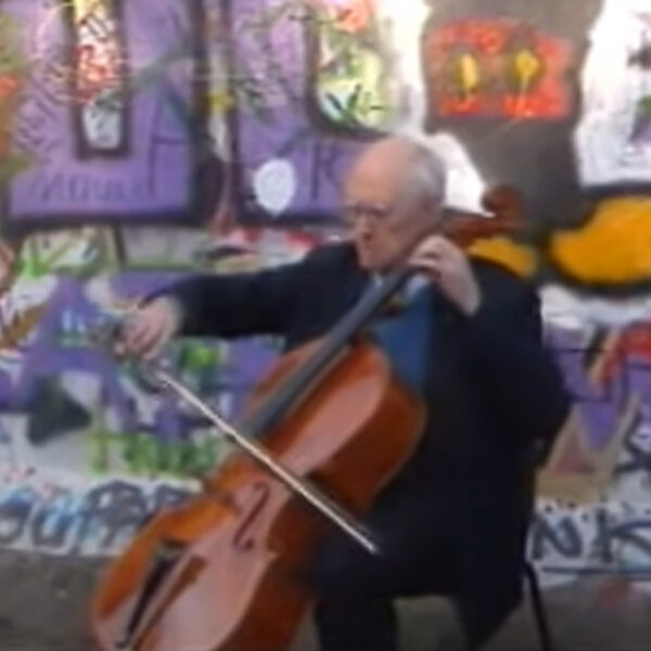 Moet je zien: Rostropovitsj speelt bij Berlijnse muur in 1989