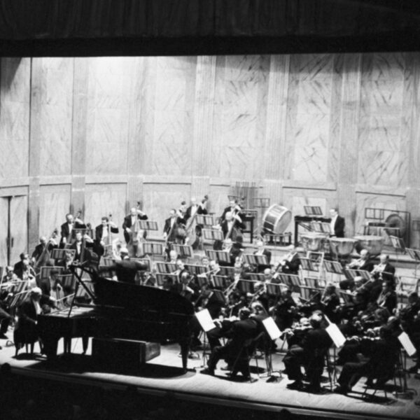 Musici van New York Philharmonic en Met Orchestra spelen bij uitdelen voedselpakketten