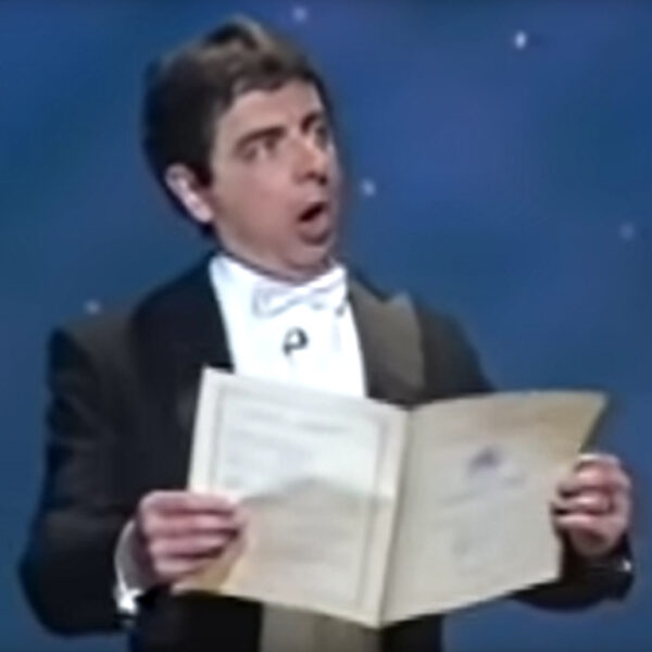 Hilarisch: Rowan Atkinson zingt Beethovens Ode to Joy