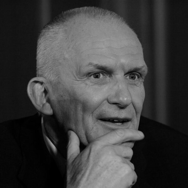 Cabaretier en schrijver Wim de Bie (83) overleden