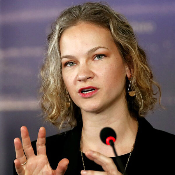 Violist Hilary Hahn in virtuoze en knotsgekke workout