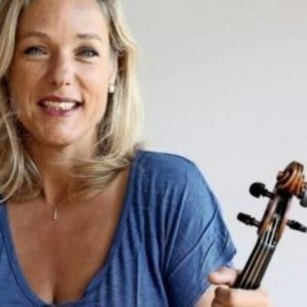 Isabelle van Keulen speelt en leidt Mozart