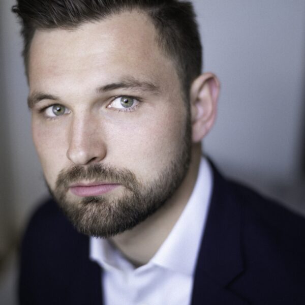 Bariton James Newby zingt Britten