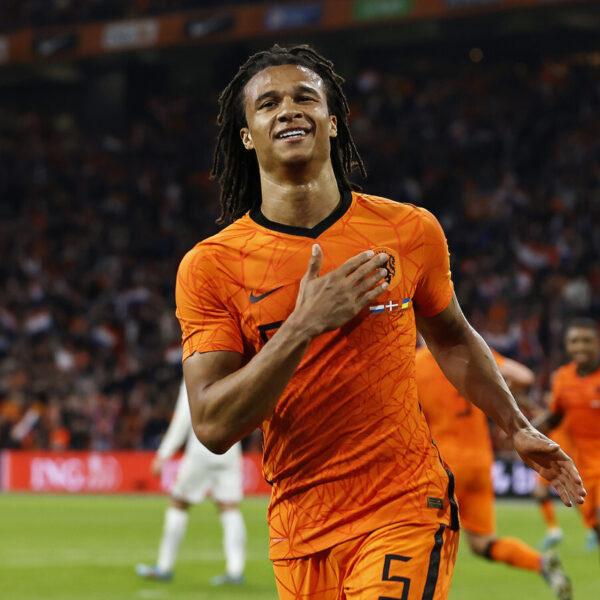 Voetballer Nathan Aké doneert piano's aan scholen in Manchester