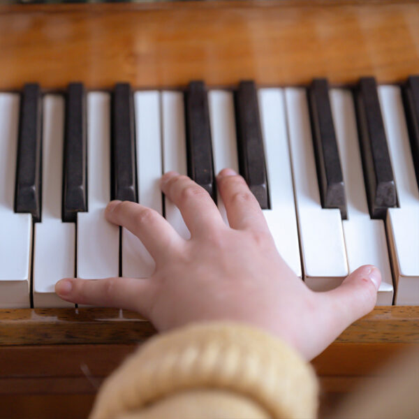 Kun je beter pianospelen met grotere handen?