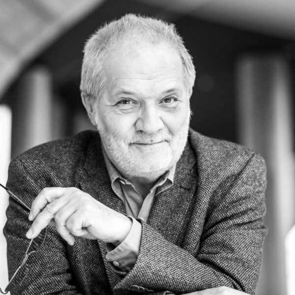 Peter Eötvös (1944-2024): 'Je dirigeert eigenlijk niet met je handen, maar met je buik'