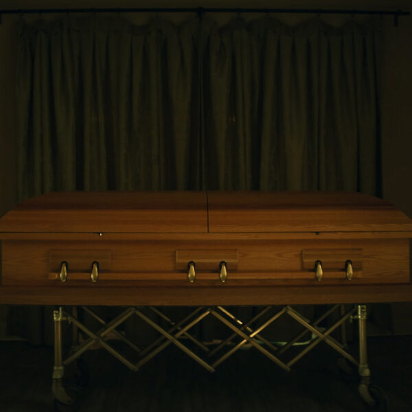 Deze muziek van Daniel Pemberton en Adem Ilhan hoor je in de documentaireserie 'The Mortician'