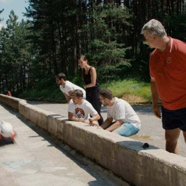 Deze muziek van Johannes Winkler en Edo Van Breemen hoor je in de Canadese documentaire 'The Track'