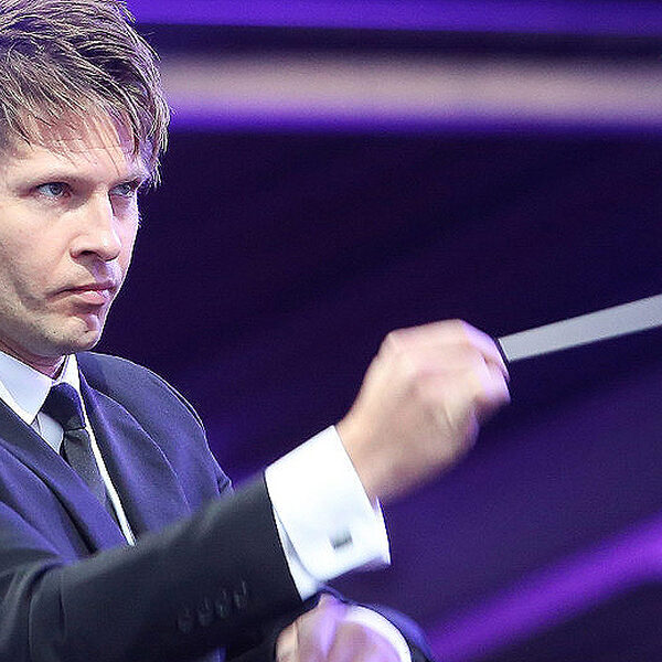 Expressieve Krzysztof Urbański staat voor het RFO