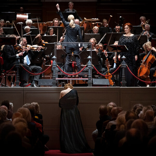 Karina Canellakis dirigeert Kát’a Kabanová