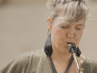 Klassiek op locatie: synths en sax van Lotte Pen