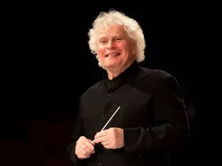 Ernst von Siemens Muziekprijs 2025 naar Sir Simon Rattle, krijgt €250.000