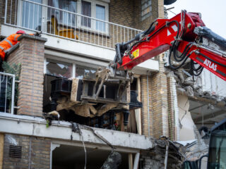 Vleugel van pianist Albert Brussee veilig uit woning getakeld in Tarwekamp