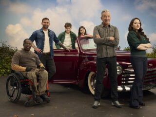 Tony Kanal van No Doubt scoort nieuwe comedy 'Shifting Gears'