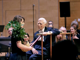 Dirigent Herbert Blomstedt (98) onwel op het podium, zegt verdere concerten SFSO af
