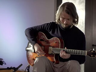 Gitarist Bram Stadhouders in het Duvelhok in Tilburg